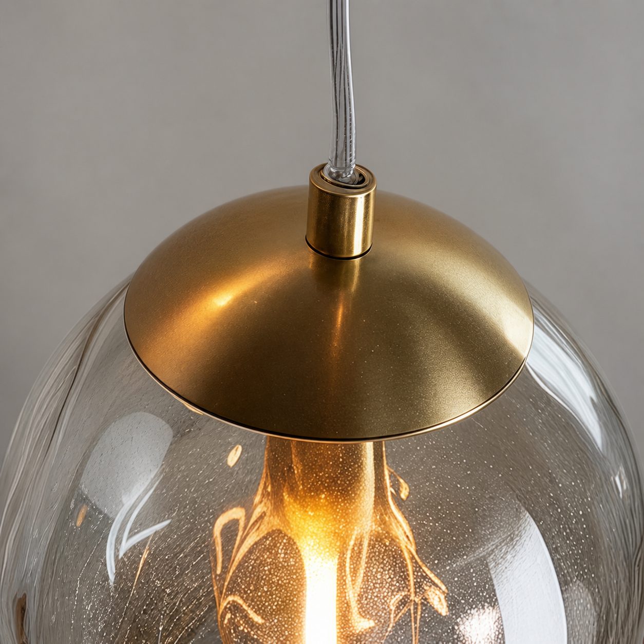 Tracian Dimpled Globes 3-flammige Pendelleuchte – Skulpturale bernsteinfarbene Beleuchtung, ideal für Wohnzimmer oder Eingangsbereich