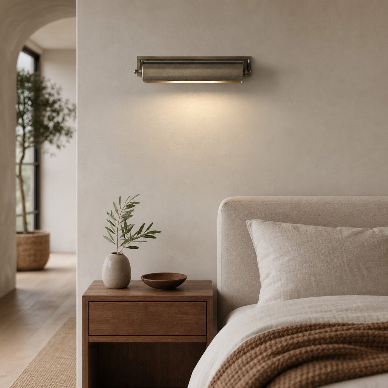 Libris Picture Light - Vintage-Inspired Metal Wall Lamp with Classic Silhouette for Bedroom or Reading Nook
