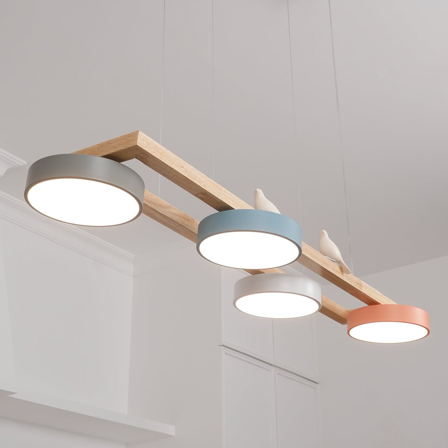 Vogel-Kronleuchter, Holzbalken, Metall, Acrylharz, integrierte LED, helles weißes Licht