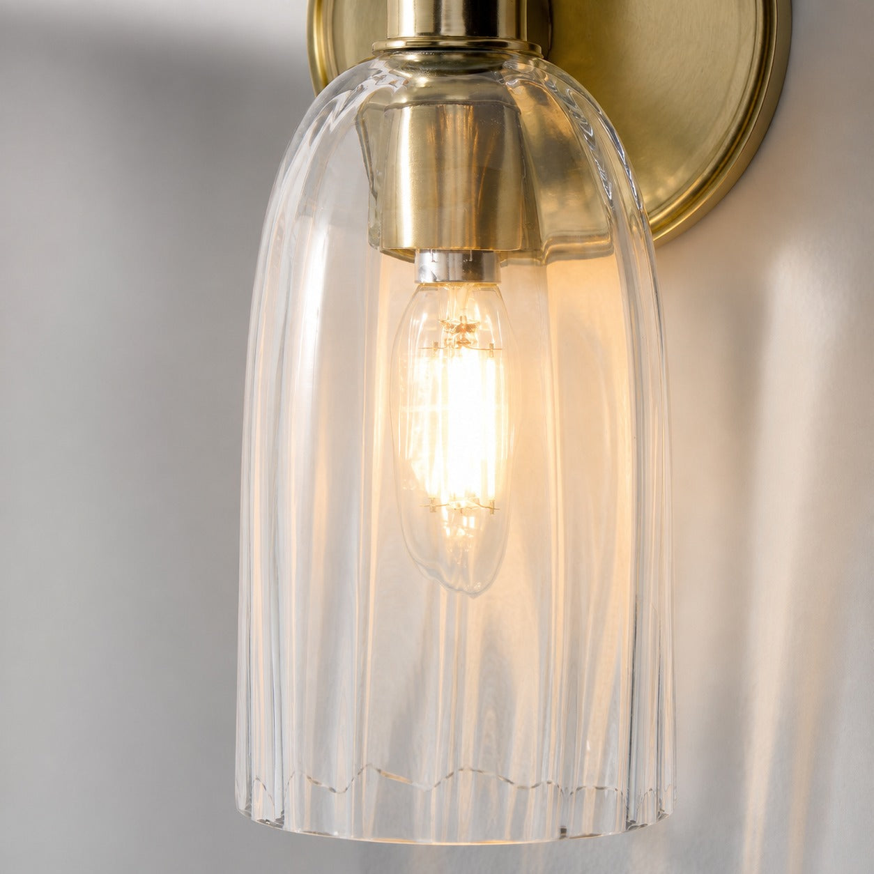 Vega Glas-Wandleuchte im minimalistischen Stil mit Kugelform, sanftes, diffuses Licht, erhältlich als Ein- oder Zweiflammenleuchte