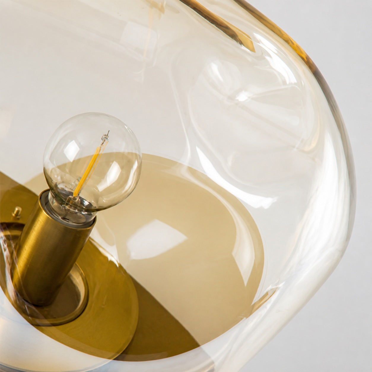 Glissora Glas-Tischleuchte – Weiche, skulpturale Glasform für Wohnzimmer oder Schlafzimmer
