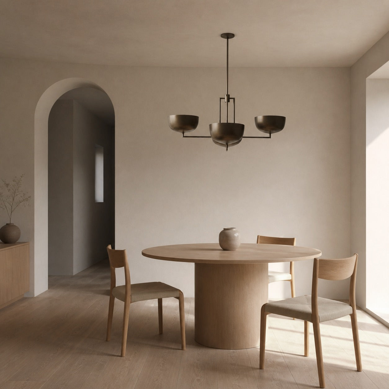 Lustrona Mehrflammiger Kronleuchter mit Metallkuppelschirmen – Modernes, stromlinienförmiges Design für das Esszimmer