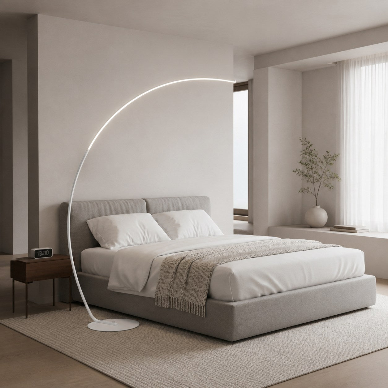 Lirra Minimalistische, geschwungene Stehleuchte – Elegantes Metall-Akzentelement für Wohnräume