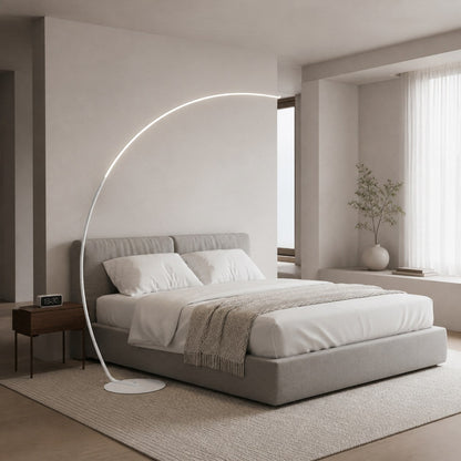 Lirra Minimalistische, geschwungene Stehleuchte – Elegantes Metall-Akzentelement für Wohnräume