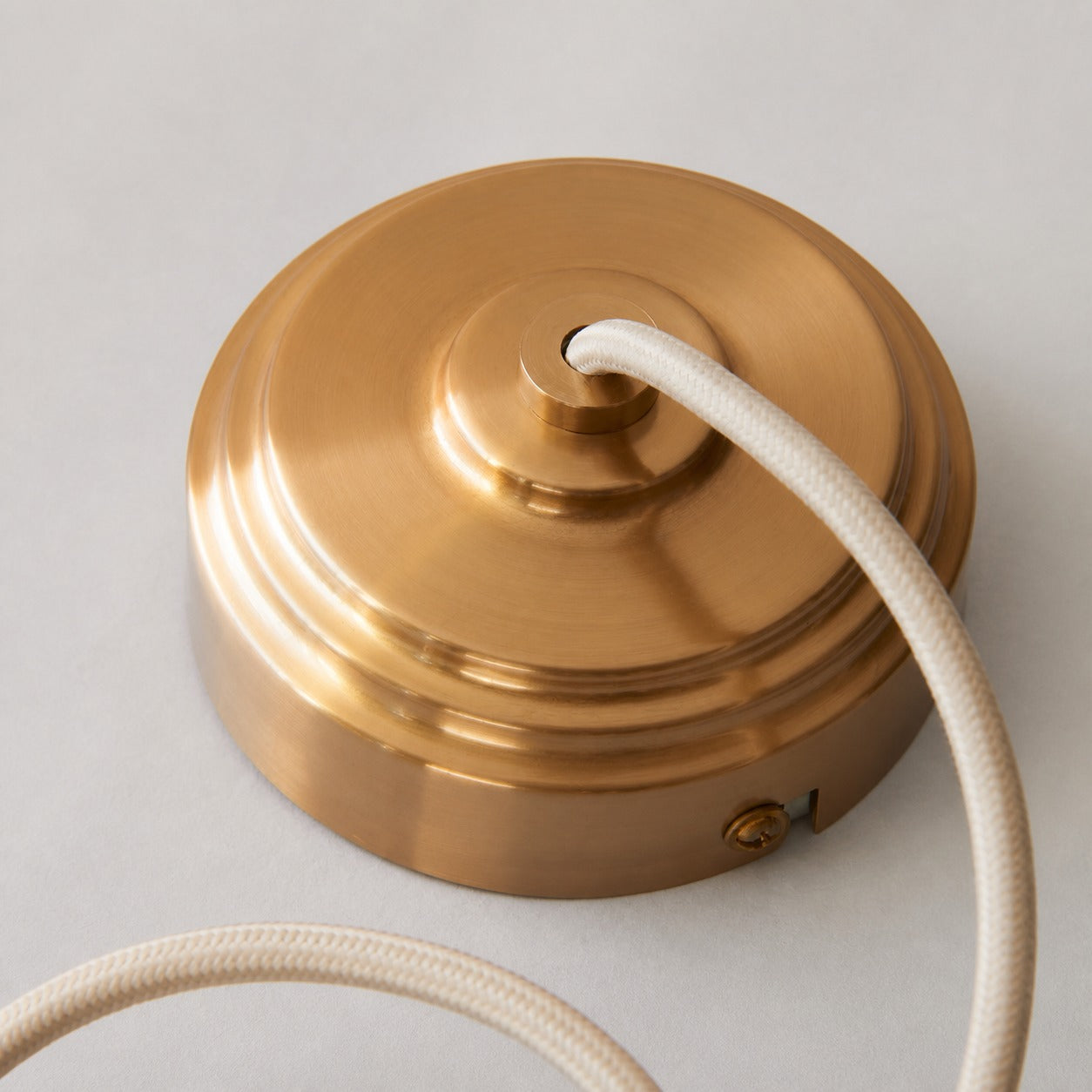 Moderne Pendelleuchte aus Messing von Plaitar – Minimalistische Deckenleuchte mit geflochtenem Kabel für Flure