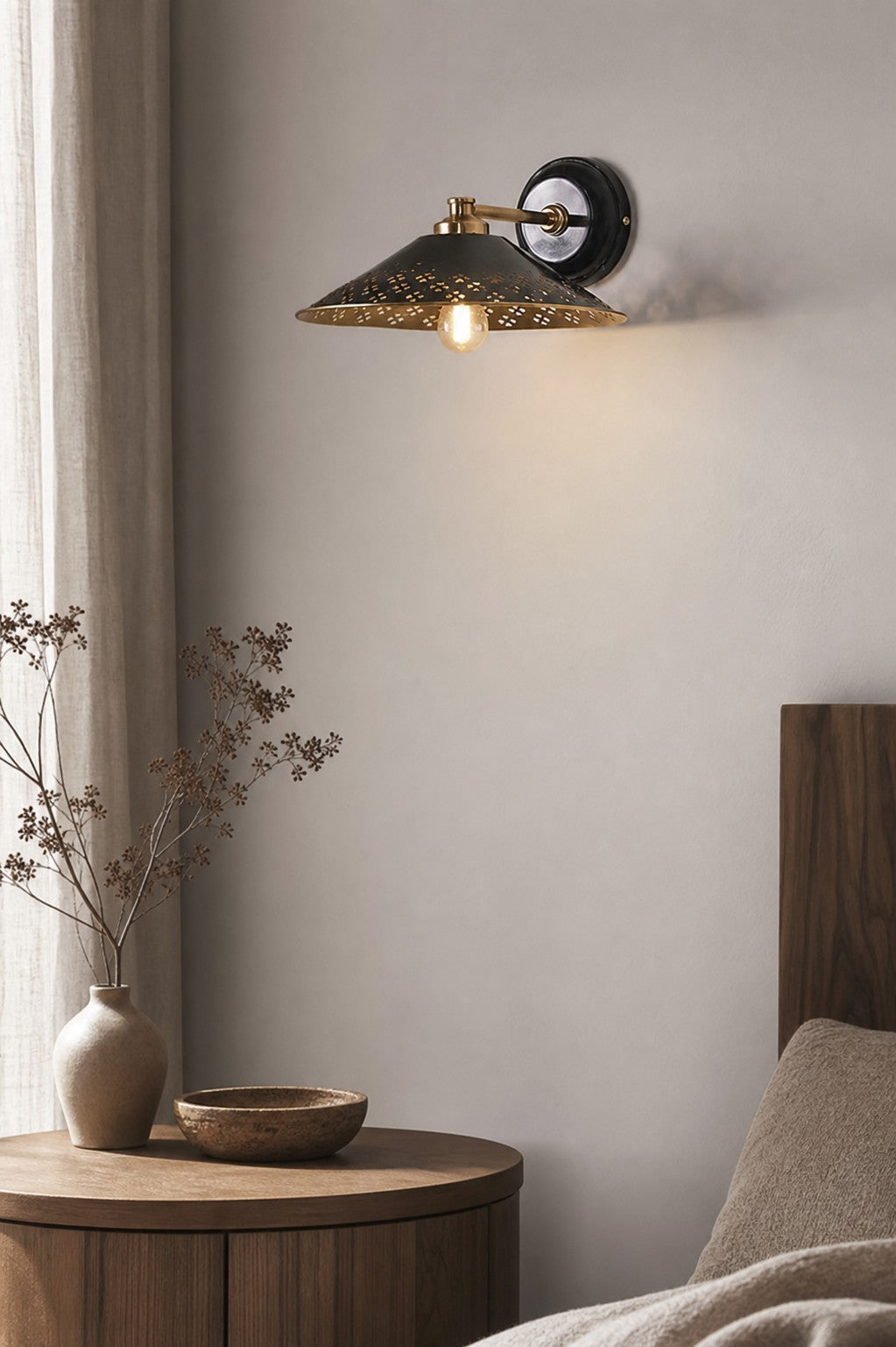 Auriglow Moderne Perforierte Wandleuchte – Messing Akzentlicht für Schlafzimmer oder Flur
