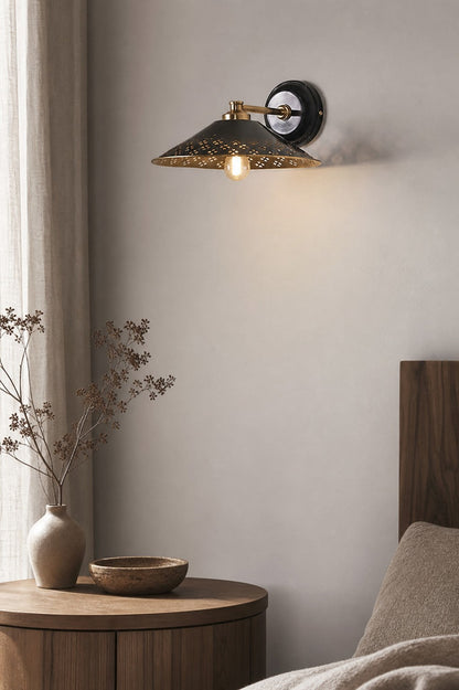 Auriglow Moderne Perforierte Wandleuchte – Messing Akzentlicht für Schlafzimmer oder Flur
