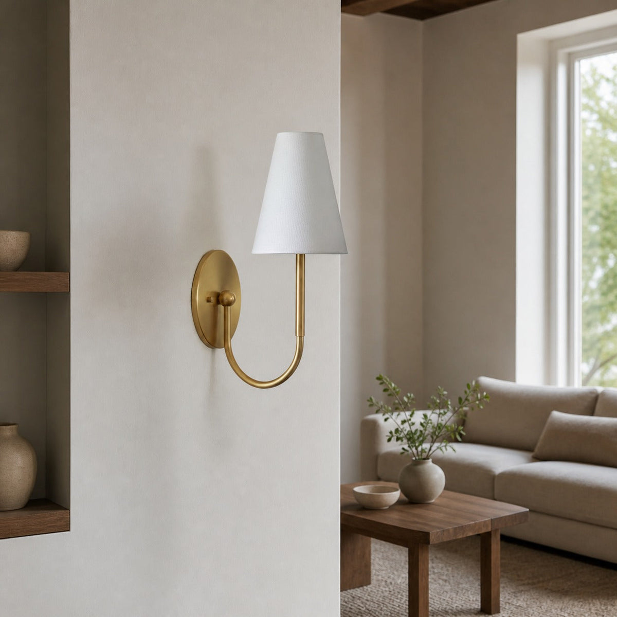 Traditionelle Wandleuchte der Curva Metal Collection – Messing-Finish mit Schirm