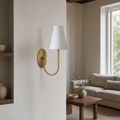 Traditionelle Wandleuchte der Curva Metal Collection – Messing-Finish mit Schirm