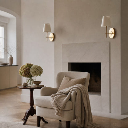 Ornato Elegante Mid Century Sconce mit schlanker Silhouette und warmem Licht für Leseecke oder Schlafbereich
