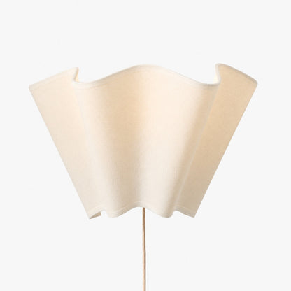 Oslan Skulpturale Plug in Wandlampe - Moderne Wandleuchte mit gewelltem Leinenlampenschirm