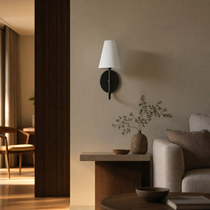 Traditionelle Wandleuchte der Curva Metal Collection – Messing-Finish mit Schirm