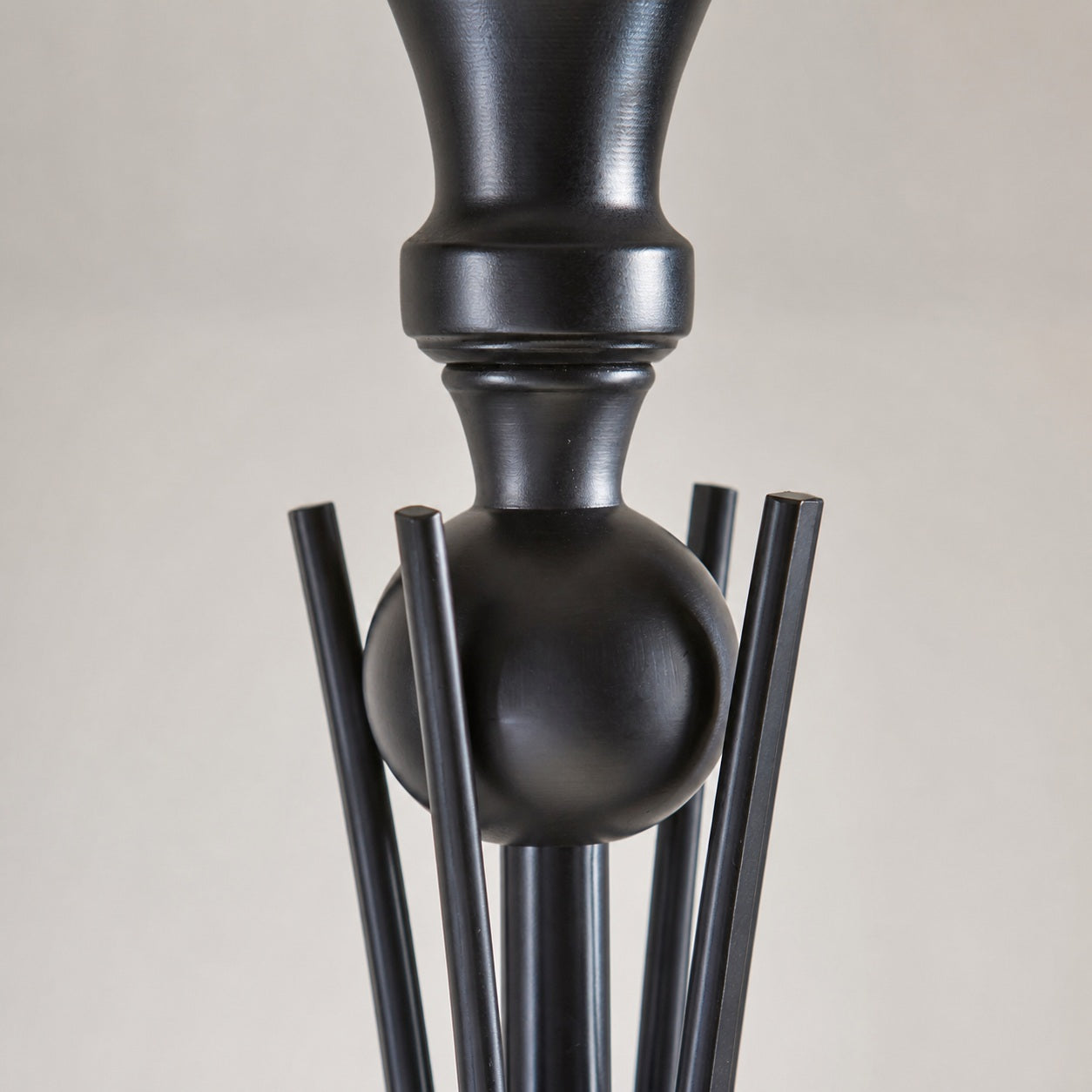 TF Astoria Stehlampe im Tiffany-Stil – Lampenschirm aus strukturiertem Glas für stimmungsvolles Wohn- und Büroambiente