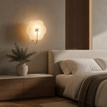 Albi Alabaster-Wandleuchte – Die eingravierten floralen Konturen eignen sich für Wohn- oder Schlafzimmer.