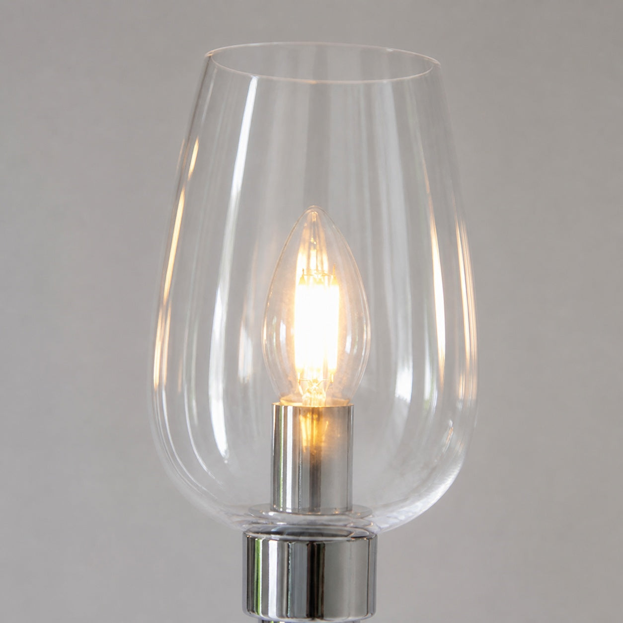 Clarione Art Deco 6-flammiger linearer Kronleuchter mit mundgeblasenen Glasschirmen für die Küche