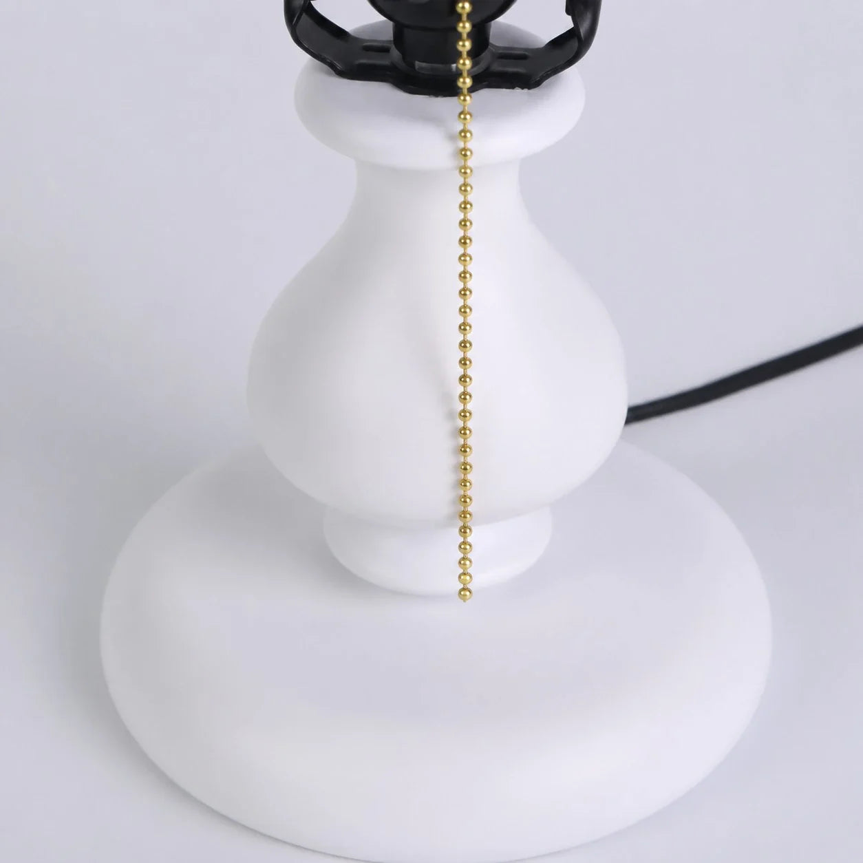 Tiffany-style stained glass table lamp