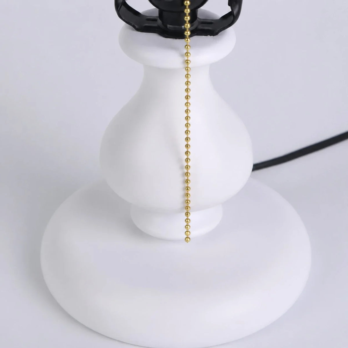 Tiffany-style stained glass table lamp