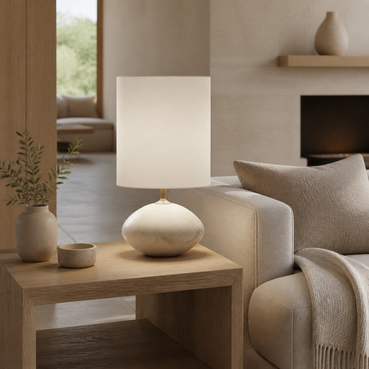 Albi Tischleuchte mit elegantem Zylinderfuß – Warmes Licht für moderne Interieurs und kleine Räume