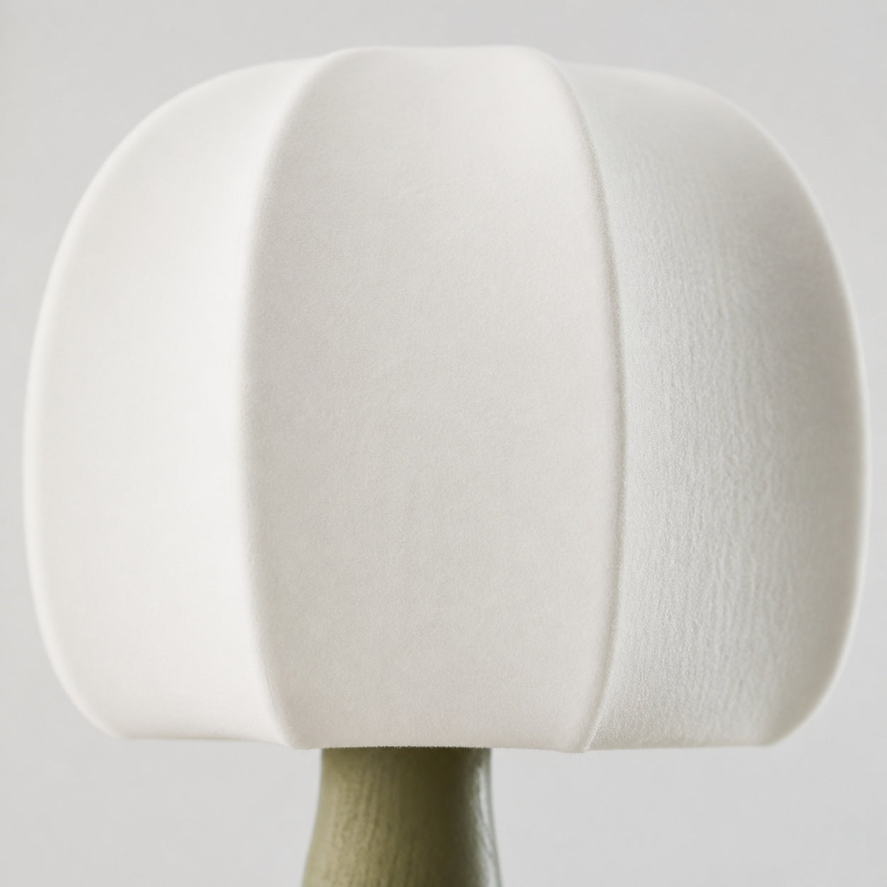 Savara Moderne Wandleuchte mit gebogenem Sockel – Sanfter, diffuser Stoffschirm für Flure und Wohnzimmer