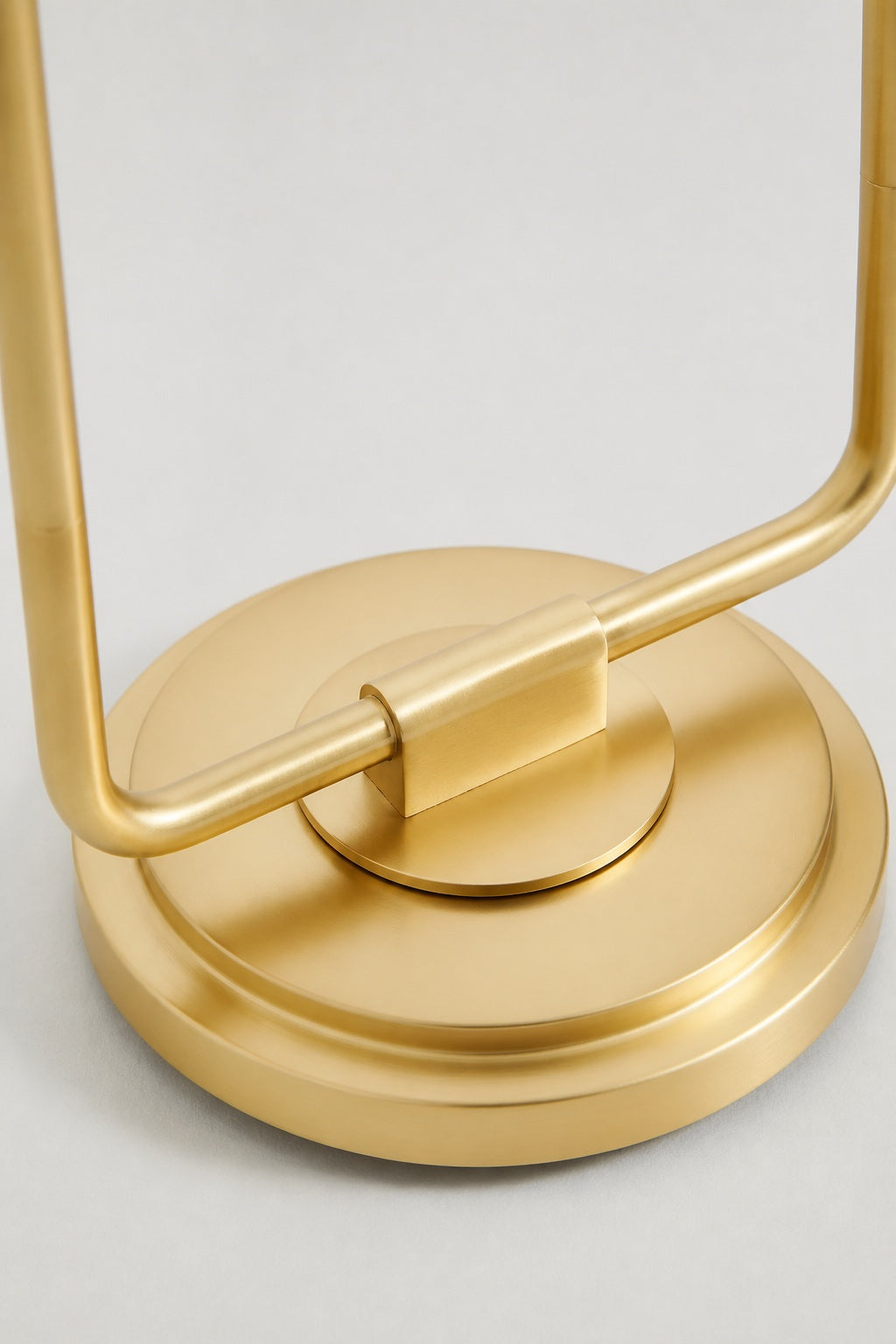 Capirise Stehlampe mit goldfarbenem gewelltem Schirm – Moderne Metallbeleuchtung fürs Schlafzimmer
