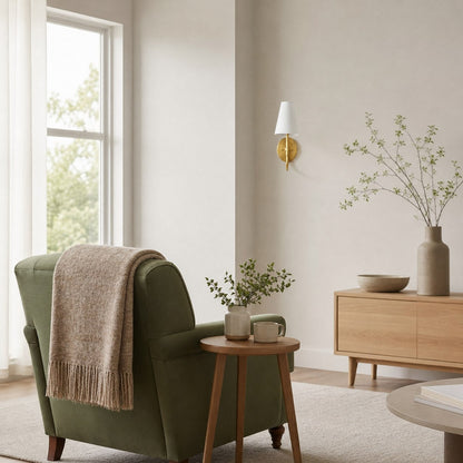 Traditionelle Wandleuchte der Curva Metal Collection – Messing-Finish mit Schirm