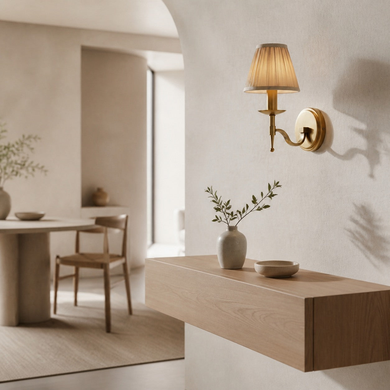 Tela Traditional Brass Wall Light - Classic Curved-Arm Sconce for Living Room & Hallway