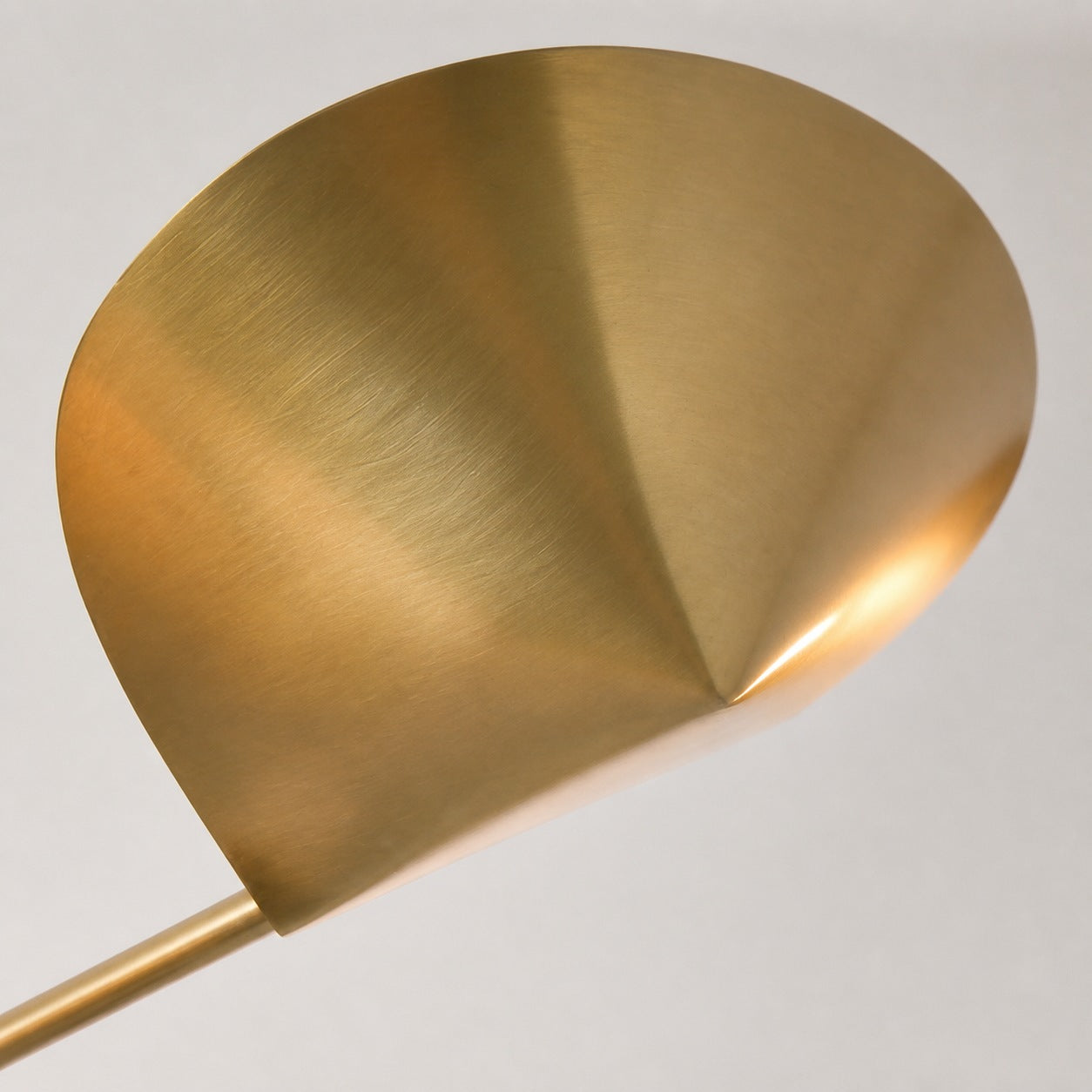 Kronleuchter aus Lutal-Bronze – Modernes Design mit monochromer Oberfläche