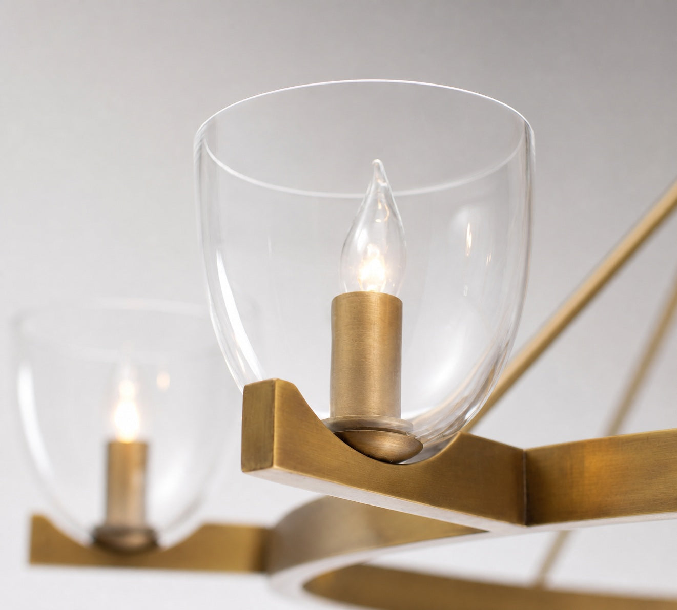 Auria Kronleuchter aus mundgeblasenem Glas und Metall – modernes Messingdesign