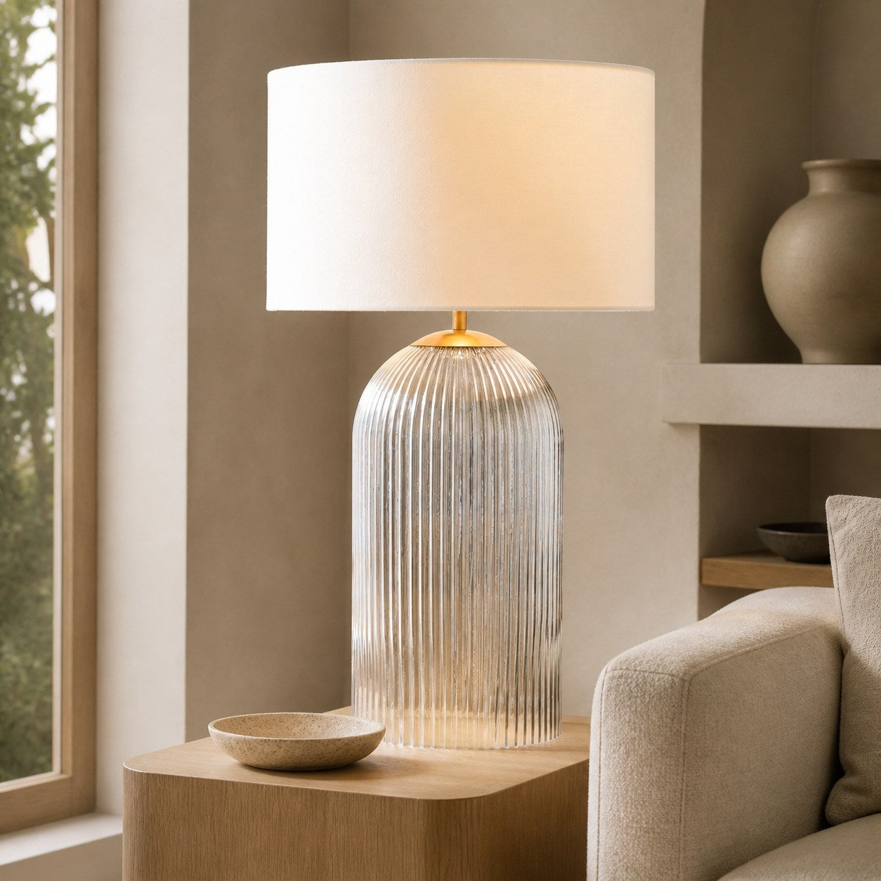 Bravira Strukturierte Glas Tischlampe mit klarer Leinen Schirm in zeitgemäßem Design für Wohnzimmer oder Homeoffice