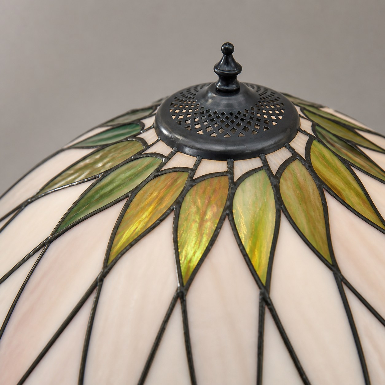 TF Hutchinson Art-Glass Tiffany Style Table Lamp – Handcrafted Design for Home and Office