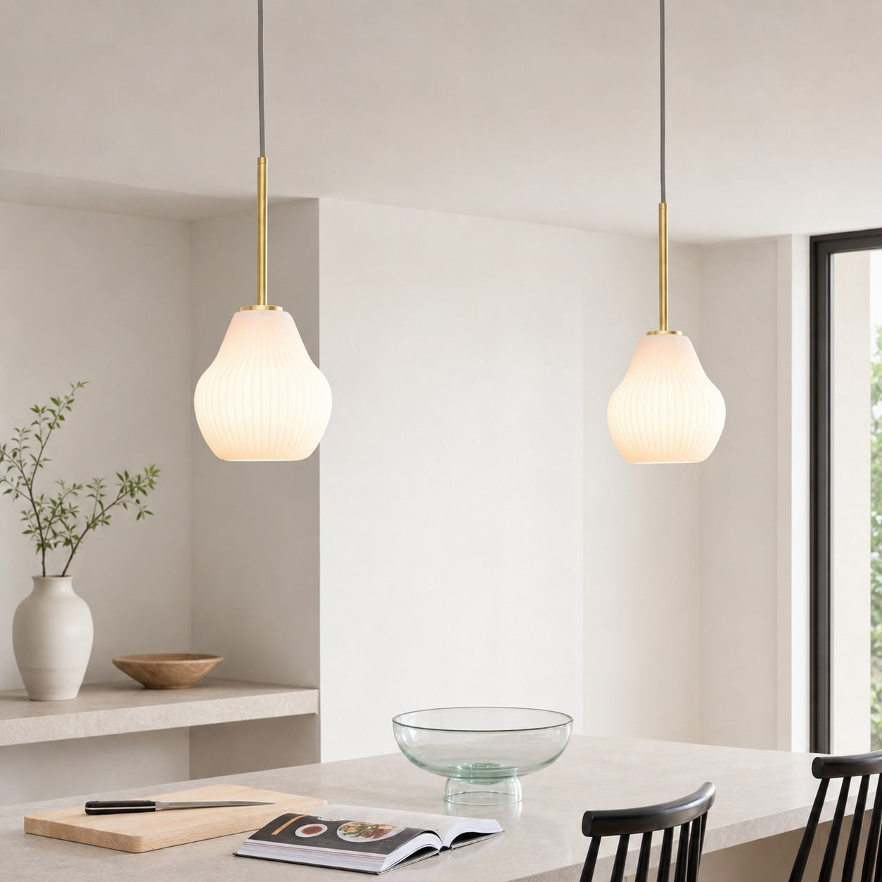 Rivrona Ribbed Pendelleuchte – Moderne gerippte Glasleuchte mit Metalloberfläche