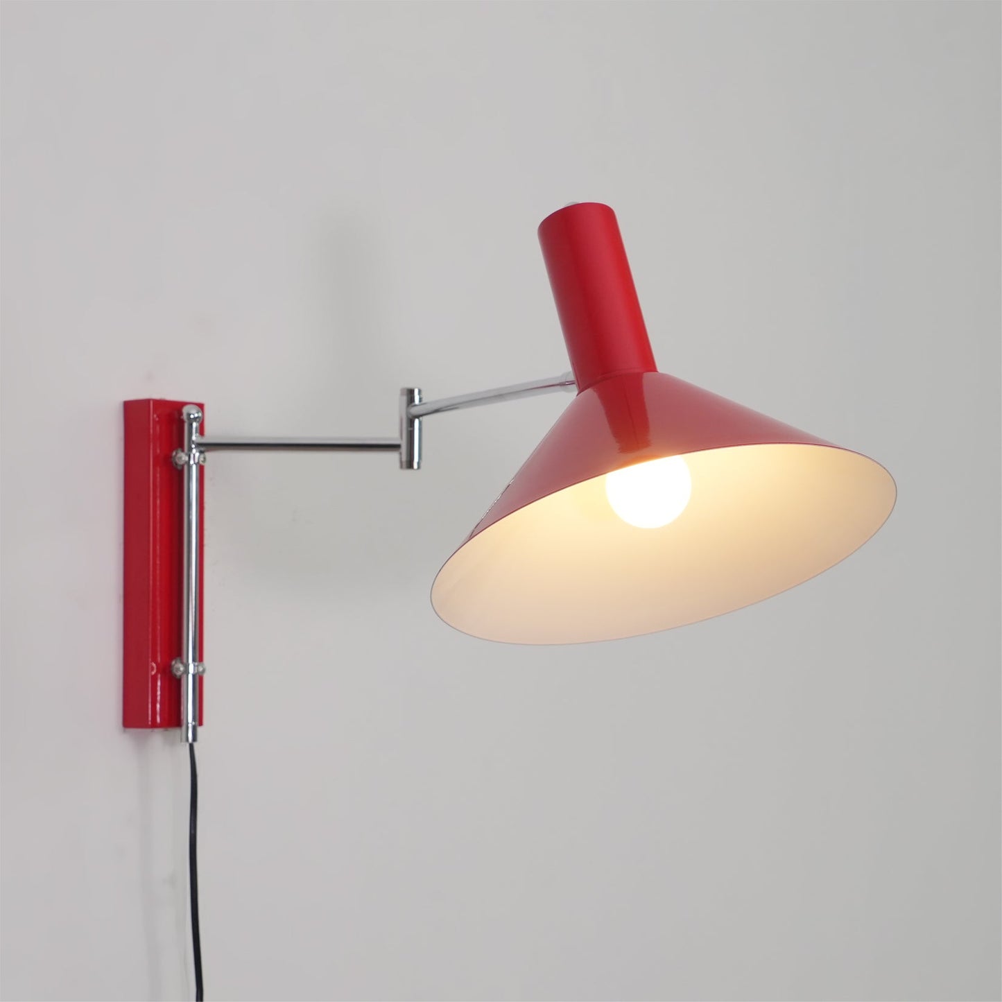 Moderne Bauhaus Schwenkbare Wandleuchte für Esstisch mit Kabel und Stecker