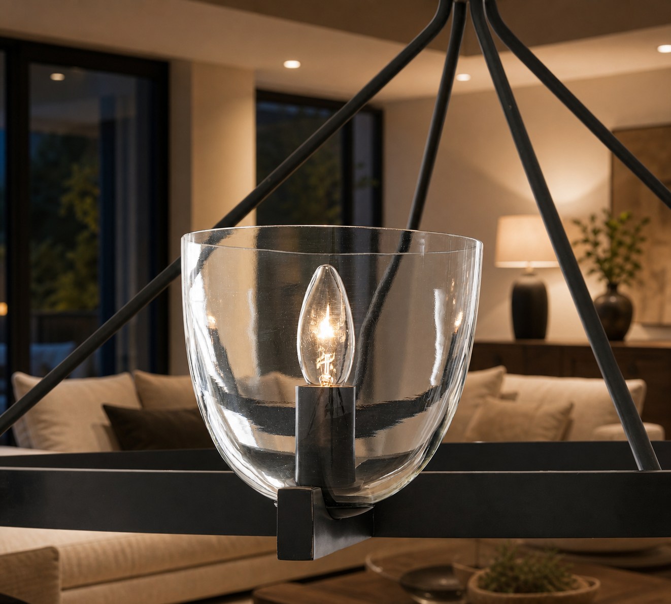 Auria Kronleuchter aus mundgeblasenem Glas und Metall – modernes Messingdesign