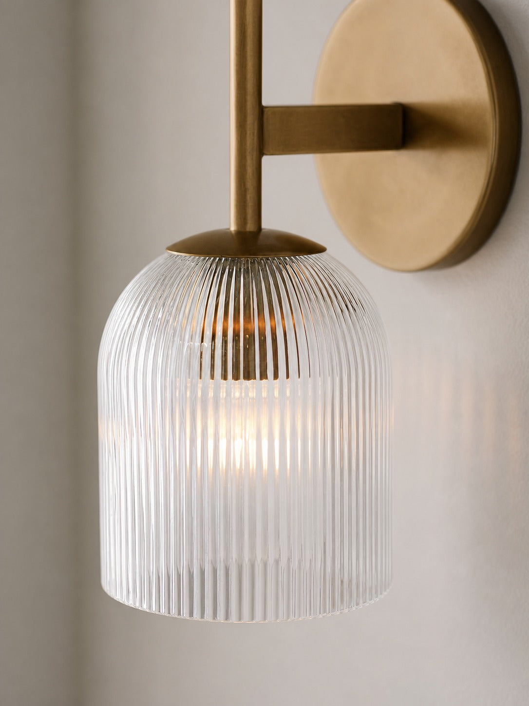 Bravira Wandleuchte aus geripptem Glas – Wandleuchte aus Metall mit klarem Glasschirm