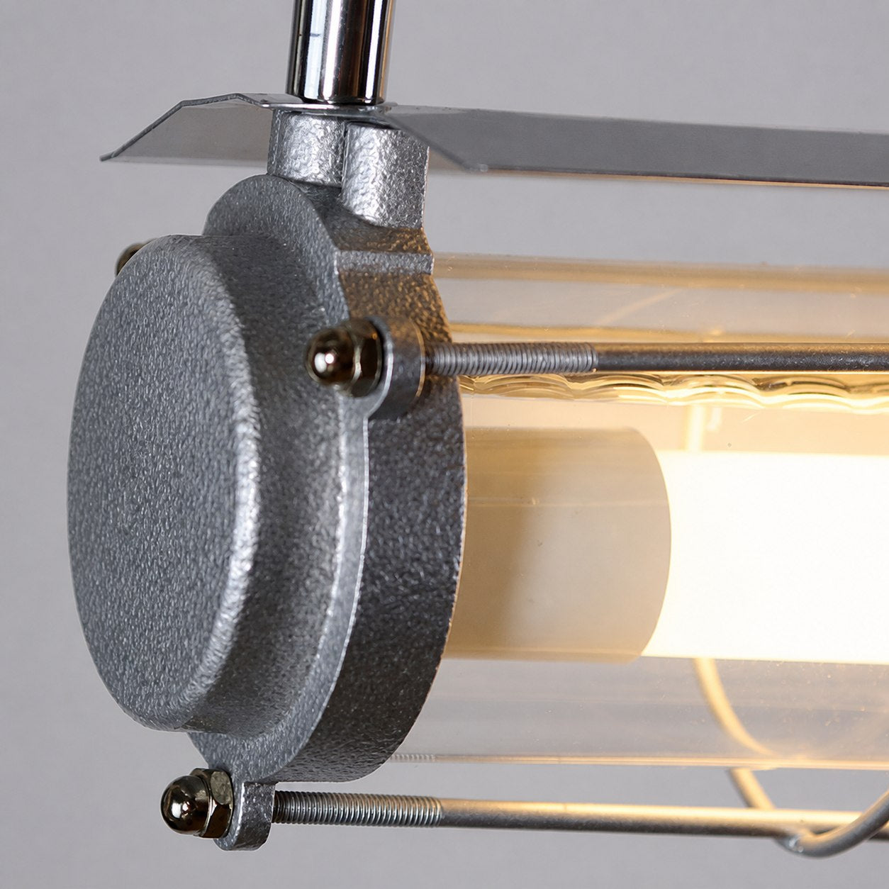 Kronleuchter aus Glas mit linearem Charakter, handgefertigt, klares Gusseisen, Metall, glatt, funkelnd