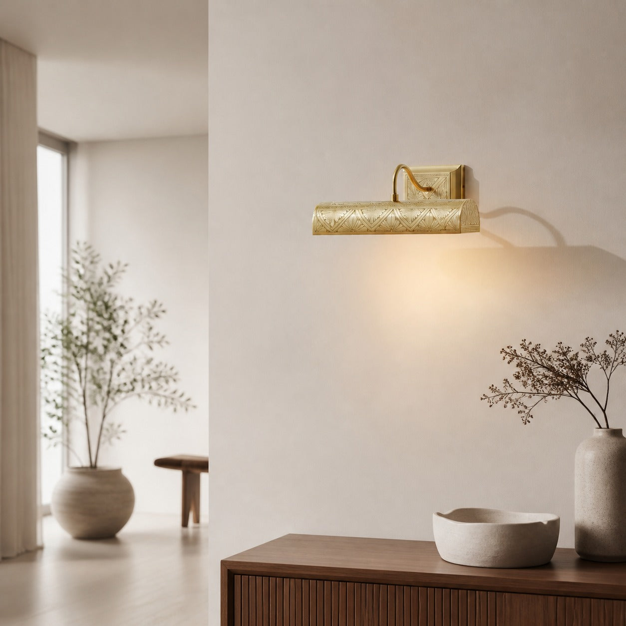 Aurix Wandleuchte mit Schnitzereien – Ein klassisches Retro-Design, perfekt zur Präsentation von Kunstwerken oder zur Gestaltung einer Leseecke