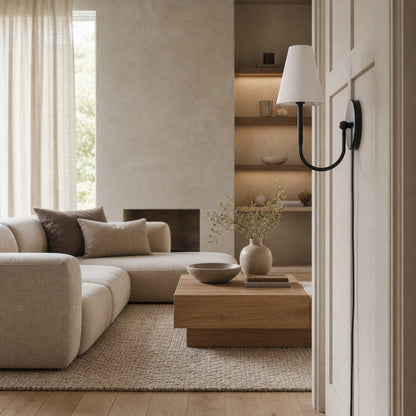 Traditionelle Wandleuchte der Curva Metal Collection – Messing-Finish mit Schirm