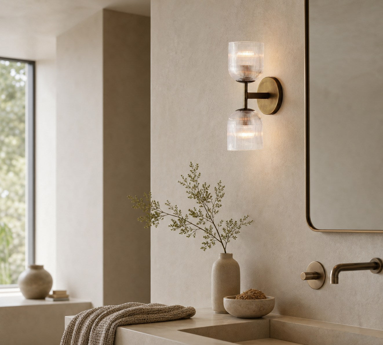 Bravira Wandleuchte aus geripptem Glas – Wandleuchte aus Metall mit klarem Glasschirm