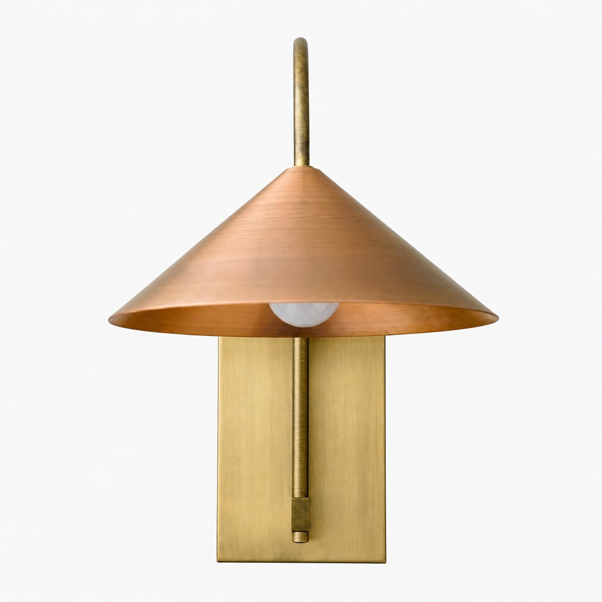 Conique Minimalistische Wandleuchte aus Metall – Skulpturale Bogenleuchte aus Messing für moderne Innenräume