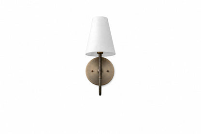 Traditionelle Wandleuchte der Curva Metal Collection – Messing-Finish mit Schirm
