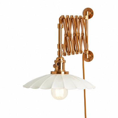 Furium Scalloped Accordian Plug-In Sconce - Messing Wandleuchte Elegance
