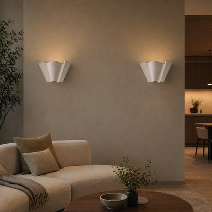 Oslan Skulpturale Plug in Wandlampe - Moderne Wandleuchte mit gewelltem Leinenlampenschirm