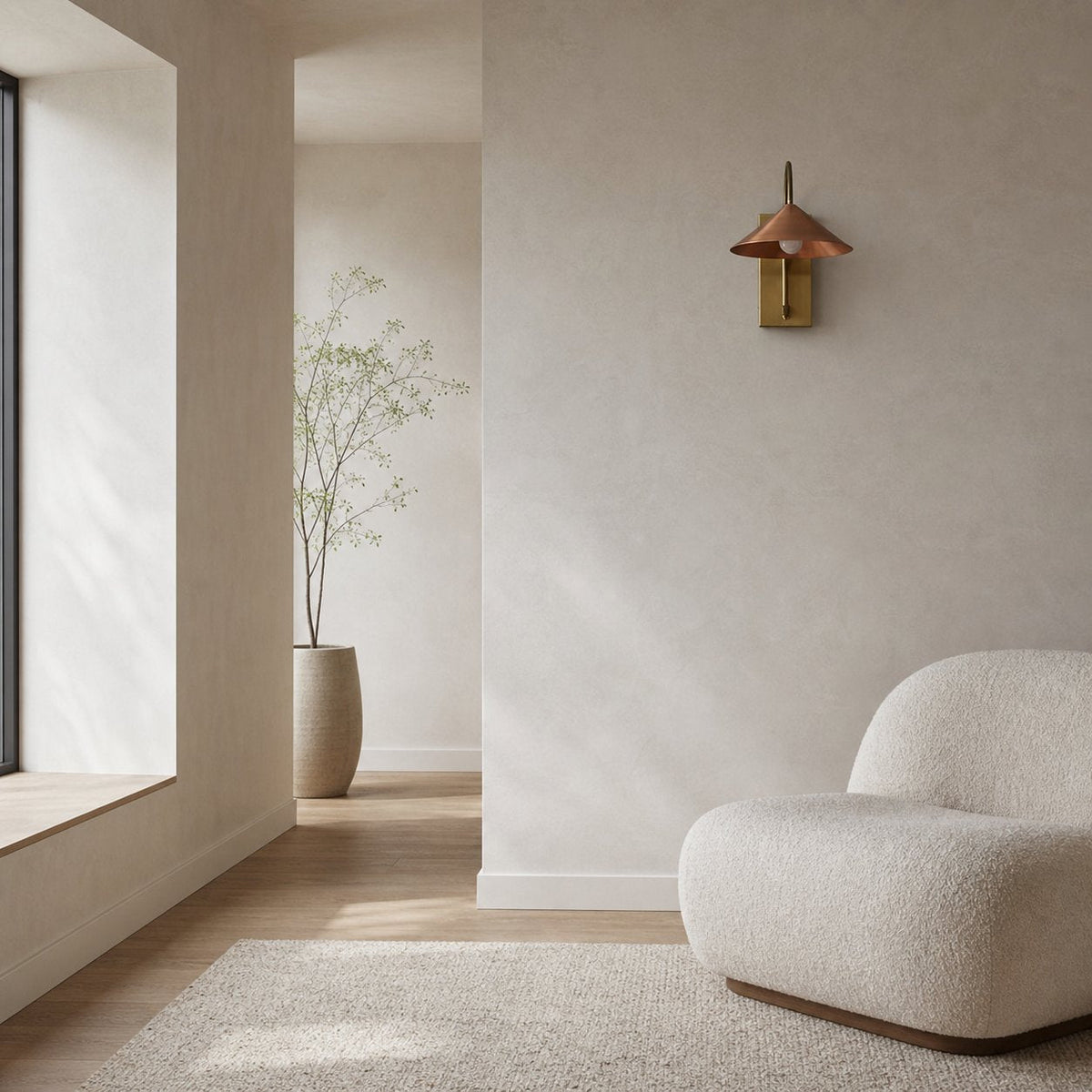 Conique Minimalistische Wandleuchte aus Metall – Skulpturale Bogenleuchte aus Messing für moderne Innenräume