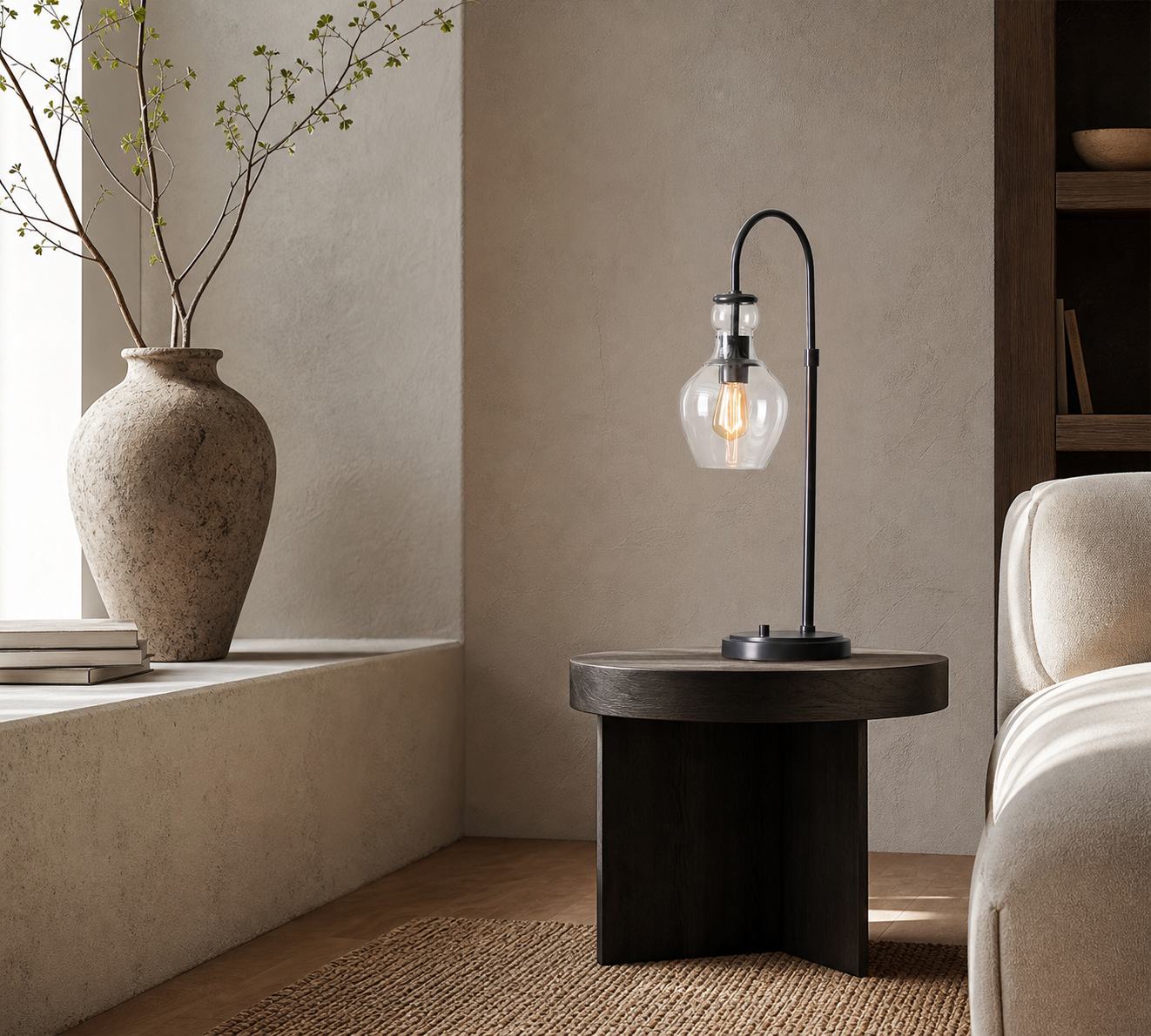 Tischlampe Lawson aus recyceltem Glas mit USB – Modernes Design aus Messing und Bronze