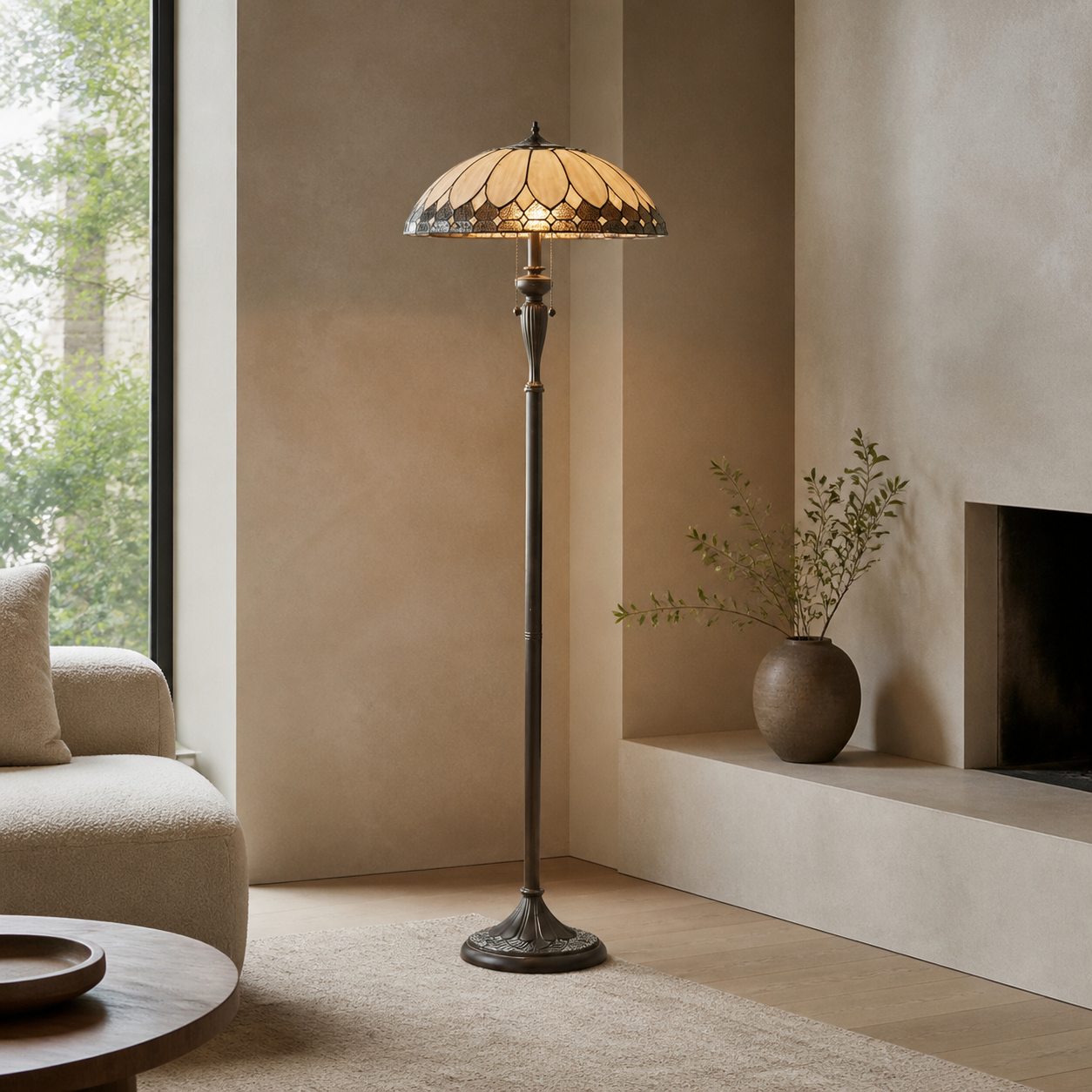TF Brooklyn Geometrische Art-Deco-Tiffany-Stehlampe – Lampenschirm aus Buntglas und seidenmatter schwarzer Fuß für das Wohnzimmer