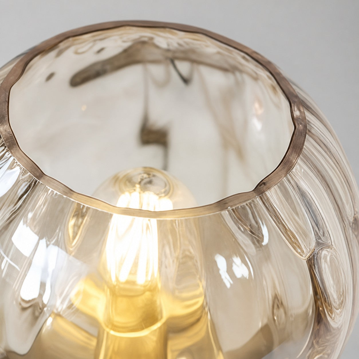 Tracian Moderne Dimple Globe Tischleuchte – Dekorative Messing-Ambienteleuchte für Schlafzimmer oder Wohnzimmer