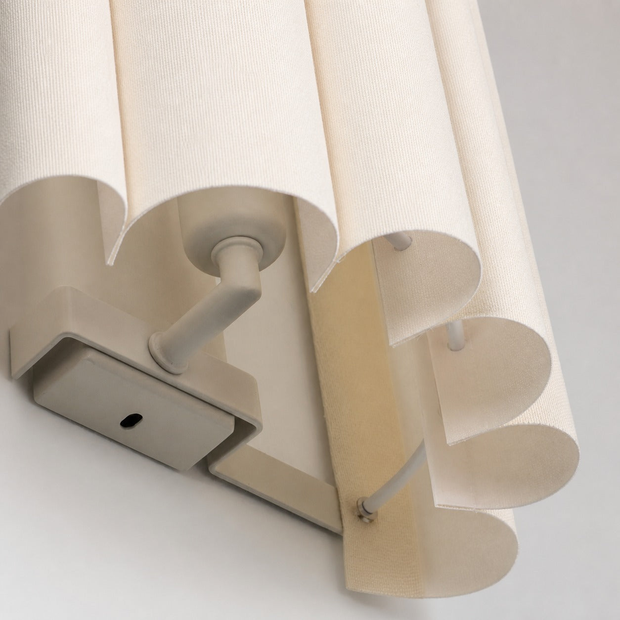 Velura Wandleuchte mit Leinenfalte – Sanftes, plissiertes Stoffdesign für Schlafzimmer oder Flur