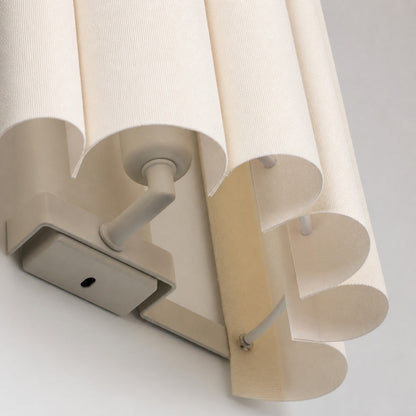Velura Wandleuchte mit Leinenfalte – Sanftes, plissiertes Stoffdesign für Schlafzimmer oder Flur