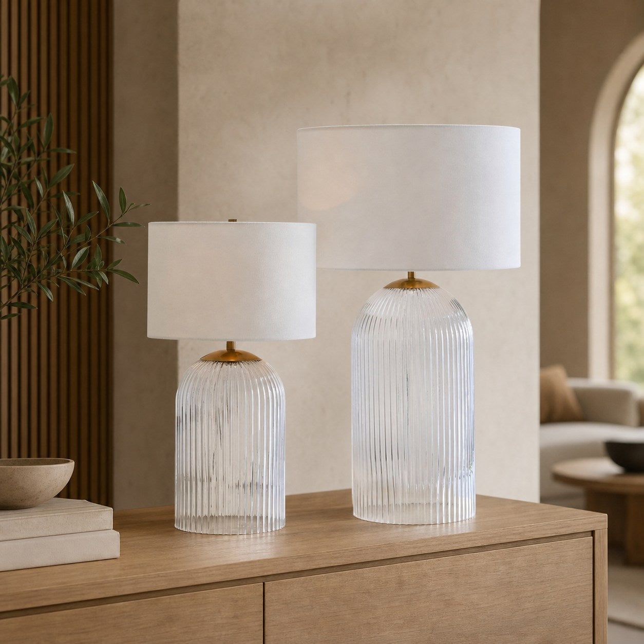 Bravira Strukturierte Glas Tischlampe mit klarer Leinen Schirm in zeitgemäßem Design für Wohnzimmer oder Homeoffice