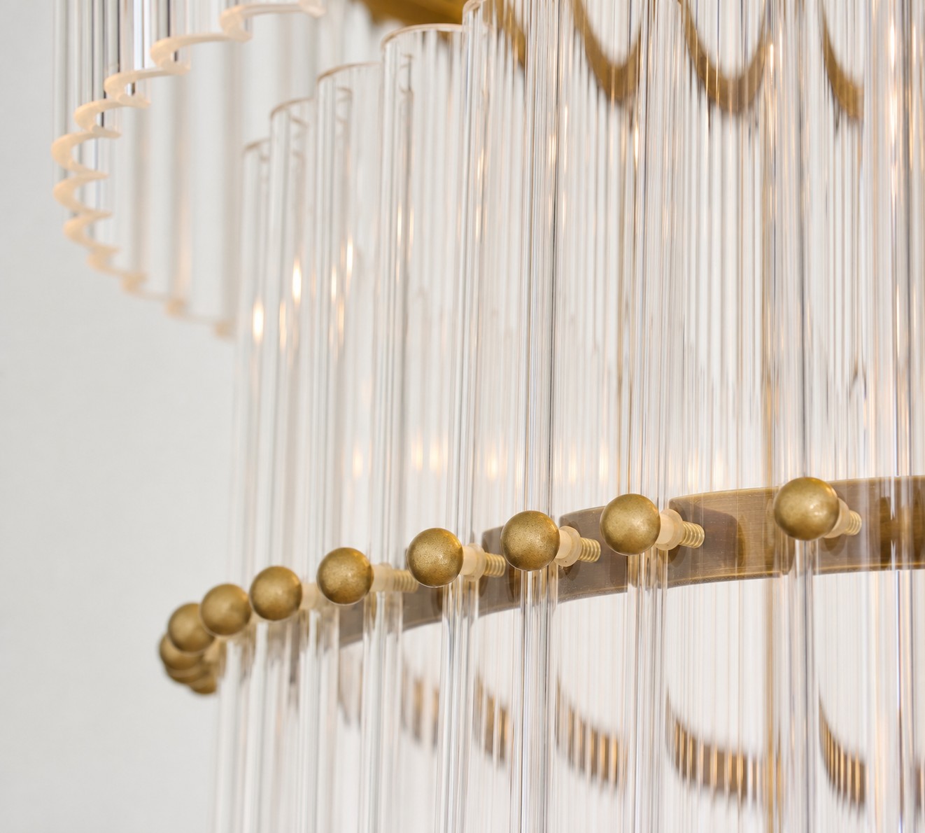 Lumora Kristall-Pendelleuchte – Elegantes Trommelmessing und geschliffenes Glas